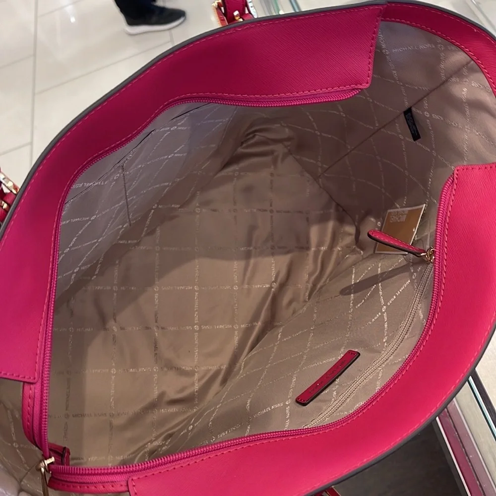 Michael Kors Gilly Large Drawstring Travel Leather Top Zip Tote
Carmine Pink
NWT - Picture 8 of 16